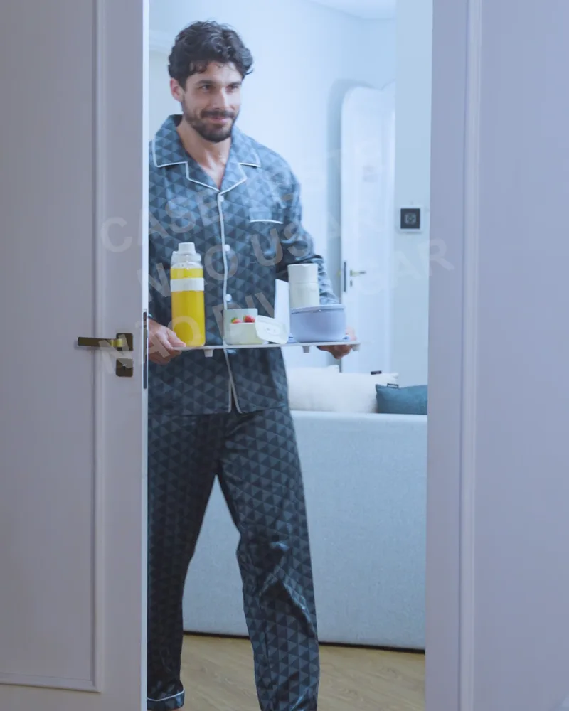 PACCO: ator entrando no quarto com a bandeja de café da manhã