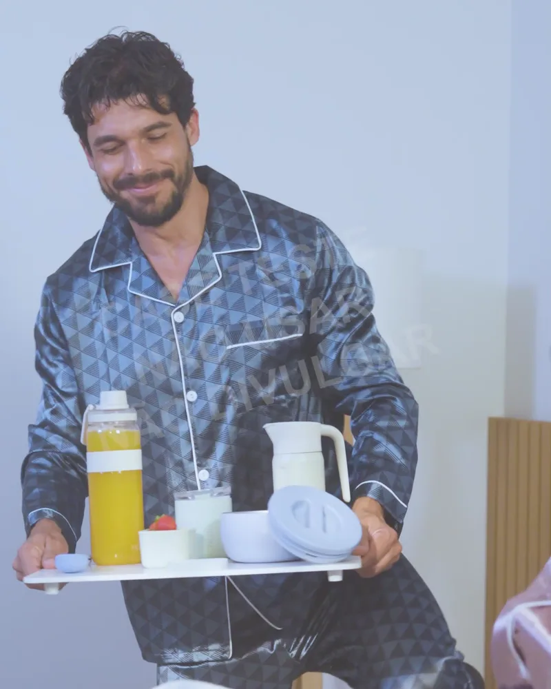 PACCO: ator com a bandeja